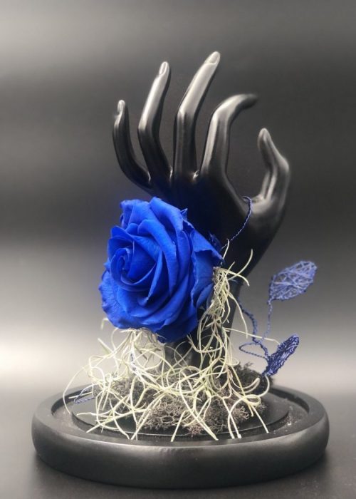 Μπλε αναλλοίωτο τριαντάφυλλο σε ξύλινο χέρι σε γυάλα Blue for ever rose in wooden hand 26 εκ 85€