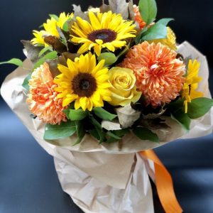 Μπουκέτο με ήλιους και άνθη σε φθινοπωρινές αποχρώσεις