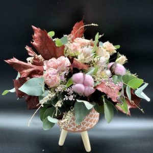 Σύνθεση λουλουδιών σε ποτ τερακότα με ξύλινα πόδια